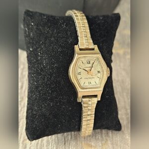 Vintage 19mm 1977 Swiss Made Bulova Caravelle Women's Watch! New battery!